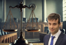 Avvocato Davide Tutino in primo piano accanto a una bilancia della giustizia, con un'aula di tribunale vuota sullo sfondo, simbolo di equità e imparzialità