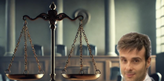 Avvocato Davide Tutino in primo piano accanto a una bilancia della giustizia, con un'aula di tribunale vuota sullo sfondo, simbolo di equità e imparzialità