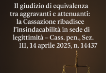 Bilancia della giustizia accanto a un codice penale aperto con titolo della sentenza in evidenza