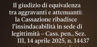 Bilancia della giustizia accanto a un codice penale aperto con titolo della sentenza in evidenza