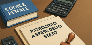 Fascicolo di patrocinio a spese dello Stato su scrivania con codice penale e calcolatrice in studio legale a Catania